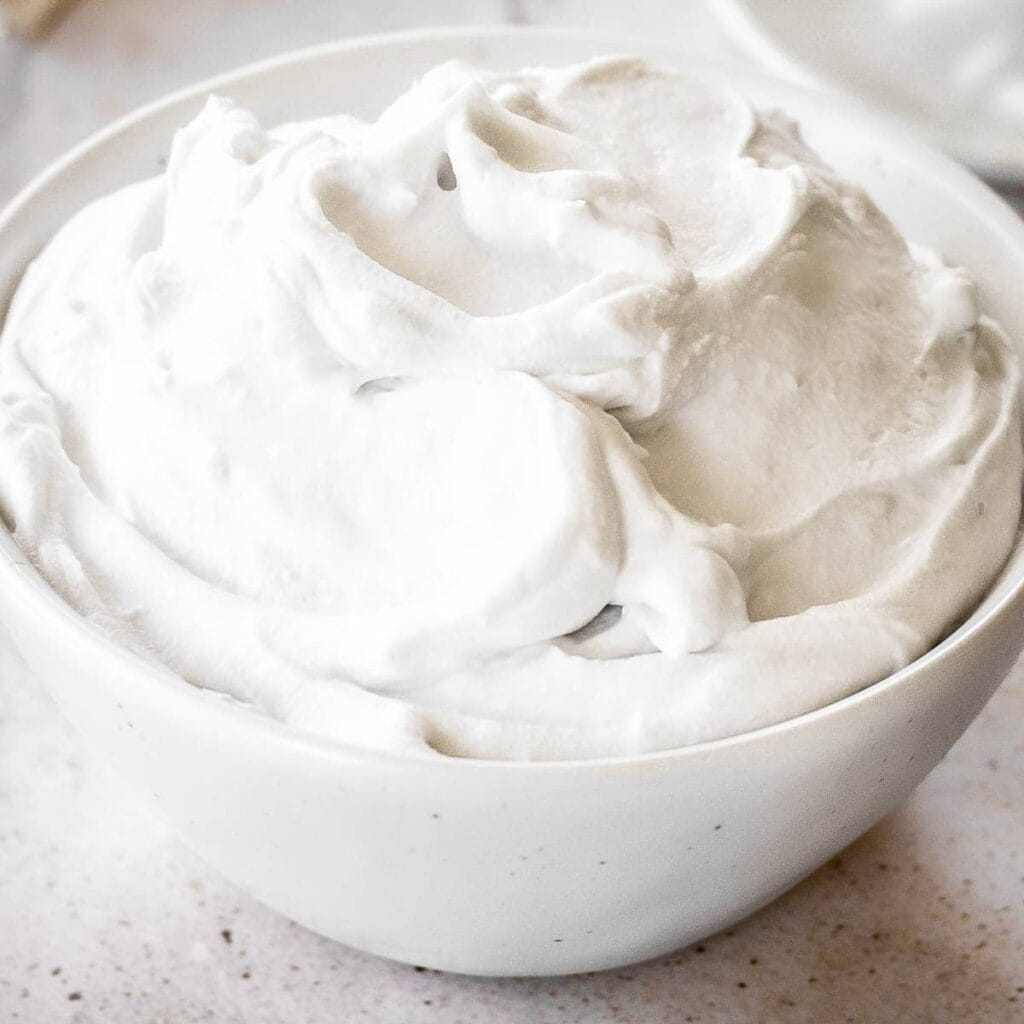 how-to-make-coconut-whipped-cream-(vegan)