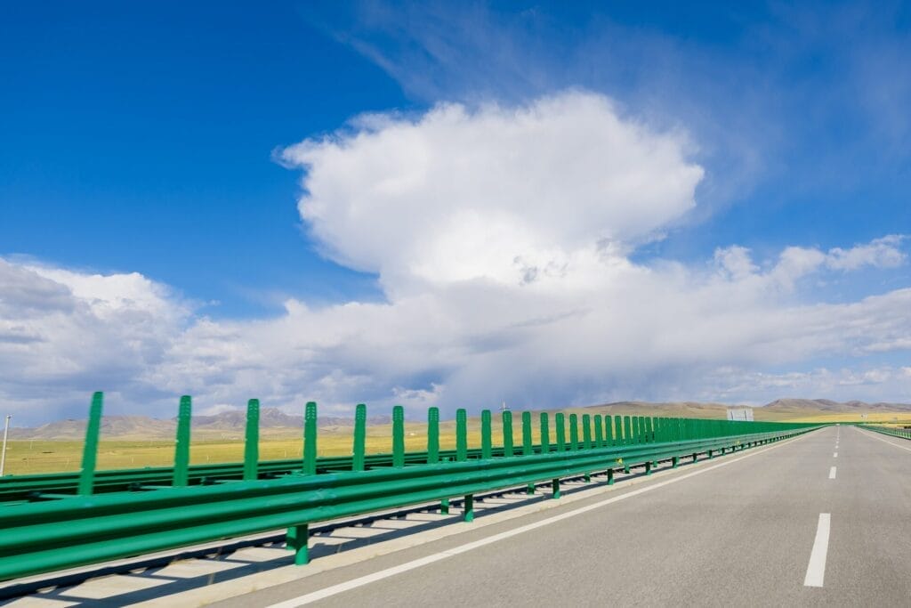 heres-what-those-tall-green-fins-on-the-highway-are-actually-for