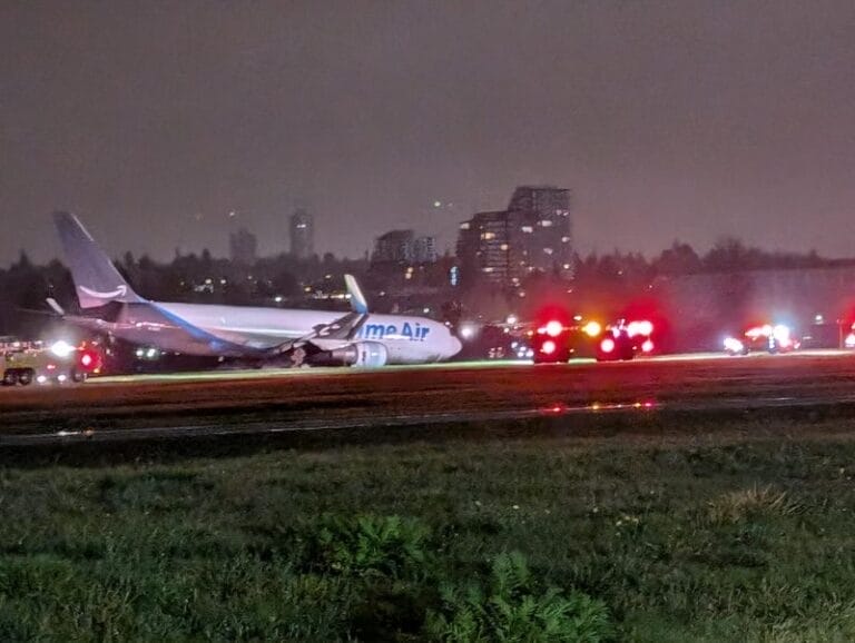 amazon-prime-cargo-plane-slides-off-yvr-runway-during-landing